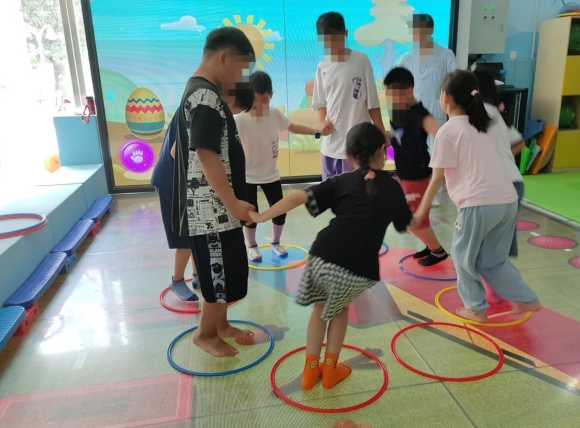 关爱儿童，我在行动；奇迹盟会杨杰关爱残疾儿童