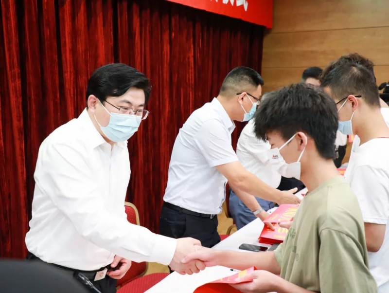 “圆梦行动”再资助21名大学新生