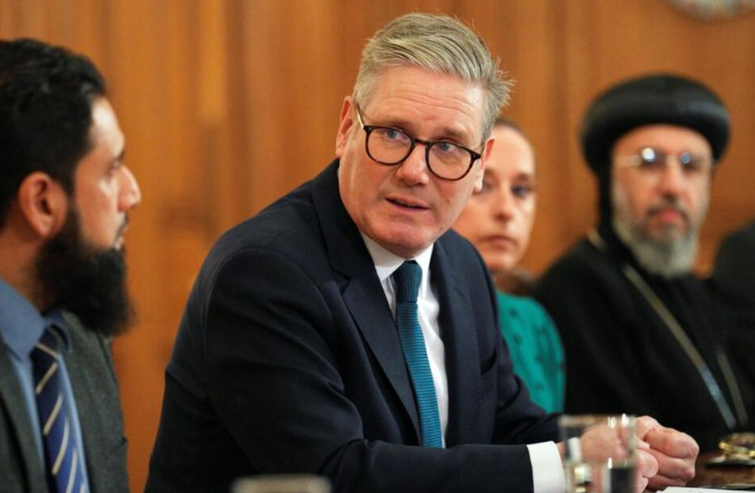 农民抗议之际，英国财政大臣斯塔默表示将“全天”捍卫预算