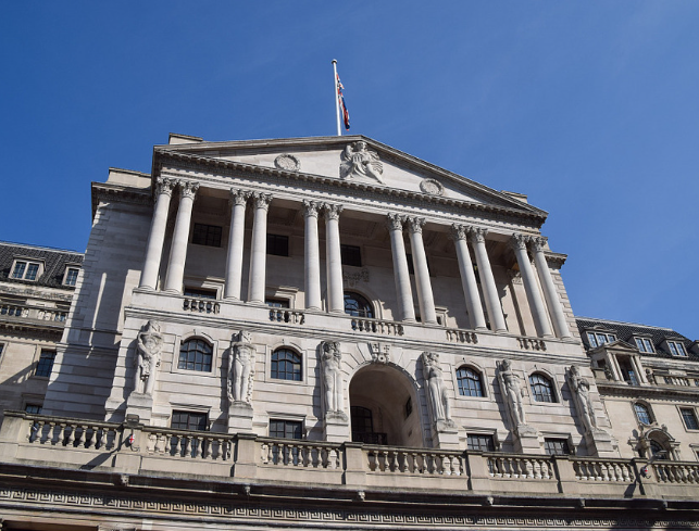 英国央行如期降息25个基点 腰斩经济增长预期 英镑走弱、富时100指数再创历史新高